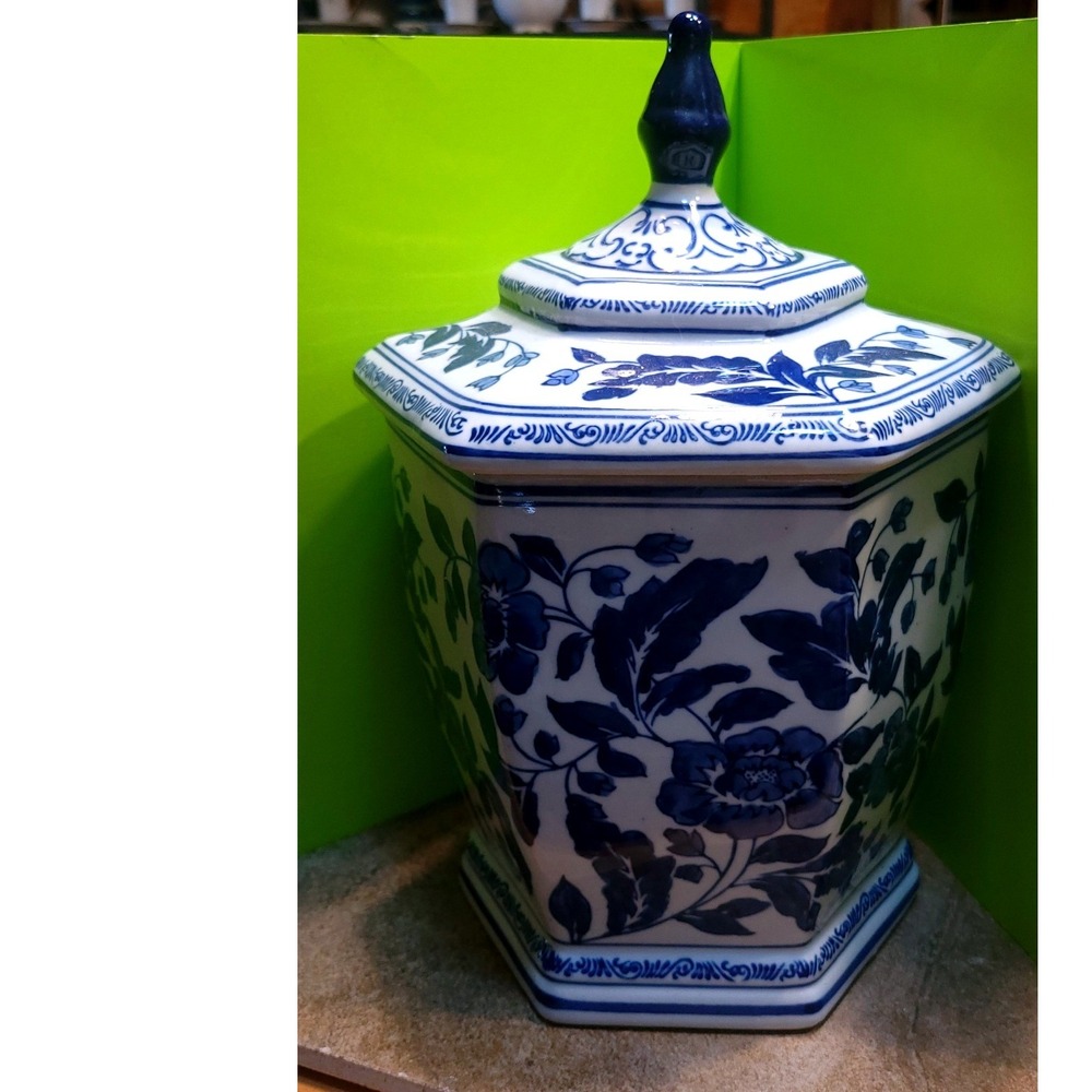 Vintage Blue and White Chinoiserie Hexagonal Ceramic Ginger Jar with Lid 13in - Picture 4 of 7